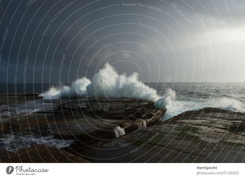 Brandung an Felsküste Farbfoto Ferien & Urlaub & Reisen Textfreiraum oben Menschenleer Landschaft Küste Meer Wasser Bucht Außenaufnahme Natur Wasseroberfläche