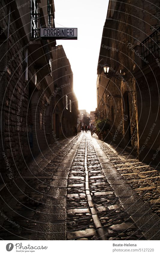 Italien: Dämmerung im Schutz der Carabinieri Urlaub Kopfsteinpflaster Gasse Straße Altstadt Ferien & Urlaub & Reisen Architektur Außenaufnahme Polizei