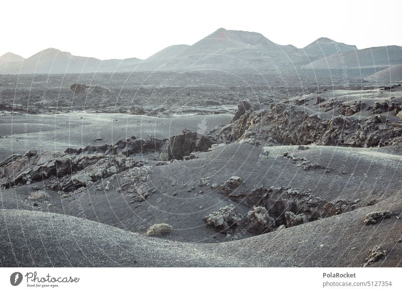 #A0# Im Vulkan krater vulkanisch Vulkankrater Vulkaninsel vulkangestein Vulkanologie Vulkanismus Vulkane Kanaren Lanzarote Landschaft mächtig Natur Island