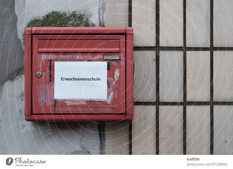 roter Briefkasten der Erwachsenenschule Schule Erwachsenenbildung Bildung Studium fernstudium Berufsausbildung Prüfung & Examen Karriere Büro Verwaltung