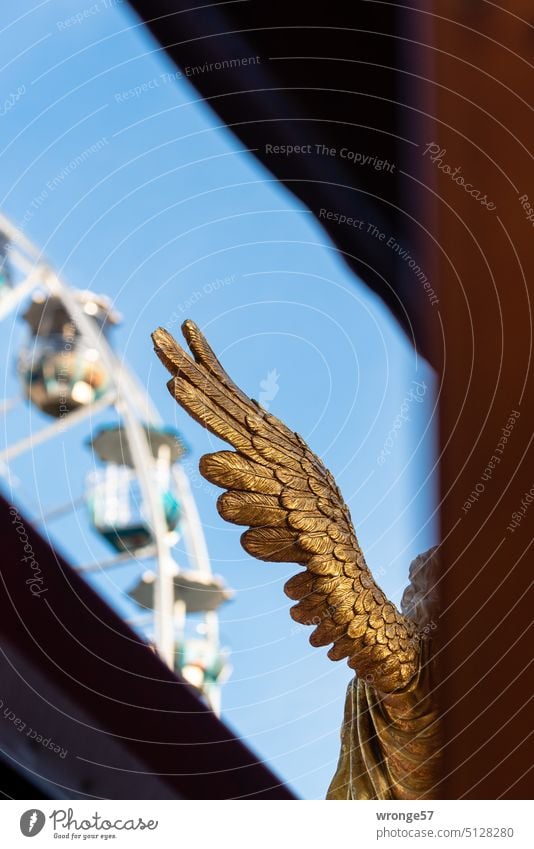 Engel auf der Kirmes Engelsfigur Weihnachtsmarkt Riesenrad Jahrmarkt Karussell Himmel Freude Fahrgeschäfte Schutzengel Weihnachten Vergnügen Attraktion