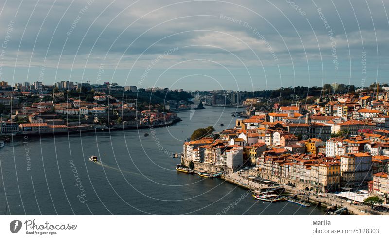 Panorama der Stadt Porto, Blick auf den Fluss Duero mit einem Boot Großstadt Wasser Gebäude sonnig Portugal Panorama (Aussicht) Stadtbild Brücke Stauanlage