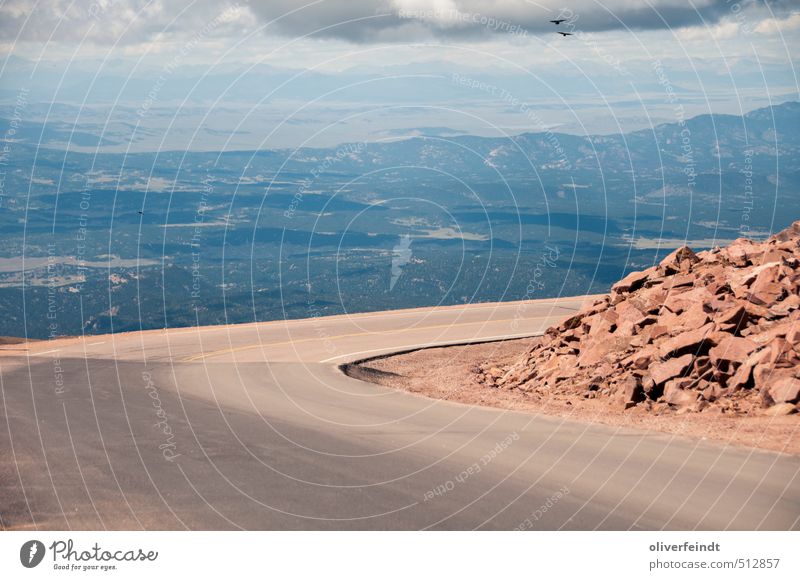 Kurve I Ausflug Abenteuer Ferne Freiheit Sommer Berge u. Gebirge Umwelt Natur Landschaft Urelemente Erde Himmel Wolken Schönes Wetter Hügel Felsen