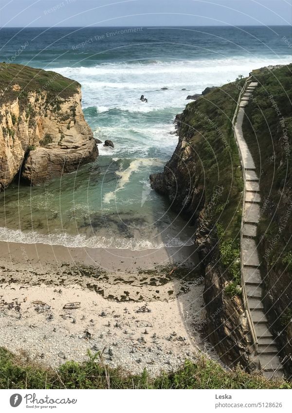 Küstenweg Meer Strand Sand Felsen Weg Wellen Gischt blau