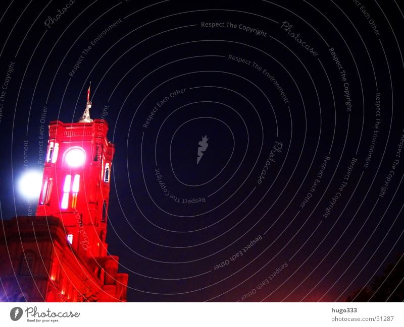 mond hinter turm rot strahlend Licht Nacht Langzeitbelichtung Rotes Rathaus Mond Turm blau Berlin festival of lights townhall moon tower.