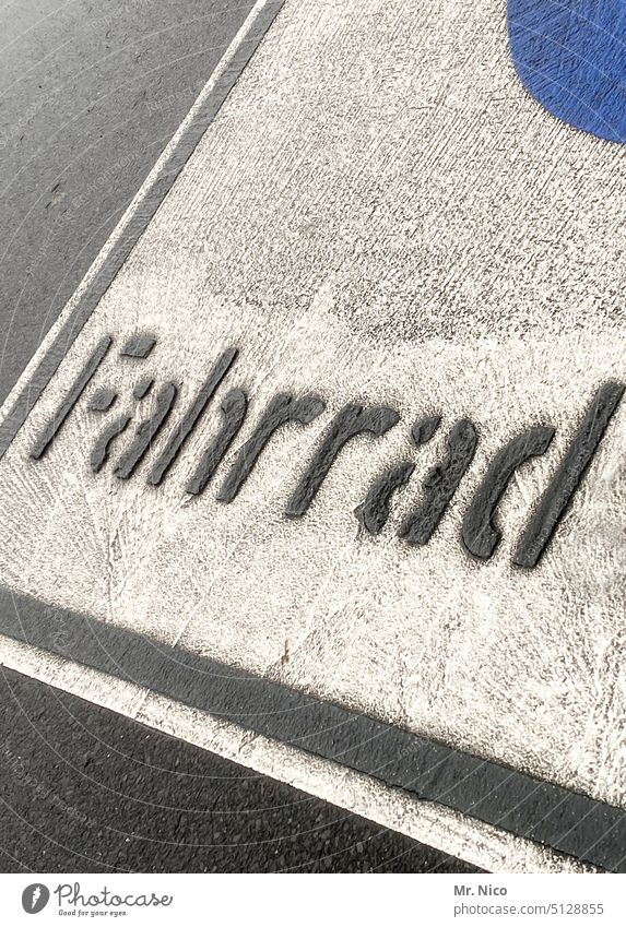 Fahrradweg Fahrradfahren Straße Asphalt Verkehrswege Schilder & Markierungen Fahrbahnmarkierung Straßenverkehr Radweg Schriftzeichen Symbole & Metaphern