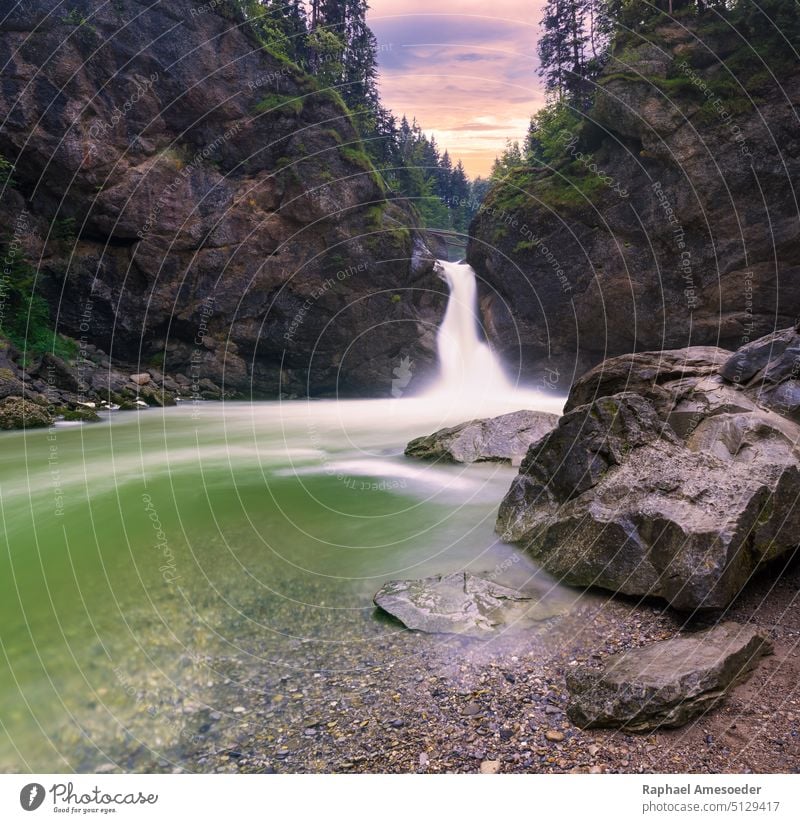 Buchenegger Wasserfall am Sommerabend Schönheit Saison ruhig Urlaub Landschaft Wildnis Tourismus natürlich Natur Berge u. Gebirge Kaskade Felsen strömen Fluss