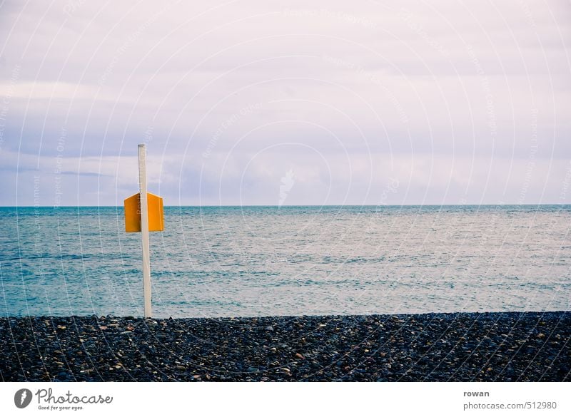 horizont Küste Strand Meer Unendlichkeit gelb Holzpfahl Pfosten Stein steinig Horizont ruhig Himmel Wolkenhimmel Nebensaison Farbfoto Außenaufnahme Menschenleer