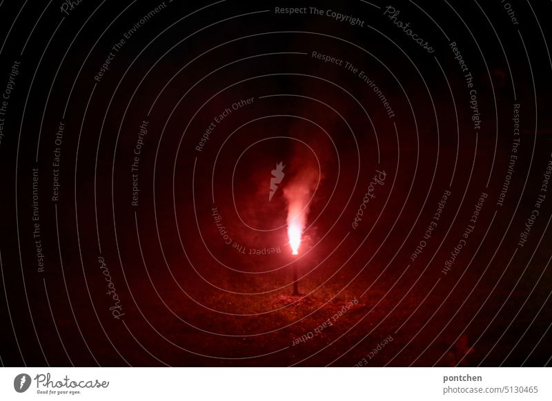 böller, feuerwerk, pyro an silvester fontäne rotes licht flamme Silvester u. Neujahr Feste & Feiern Nacht Pyrotechnik Funken