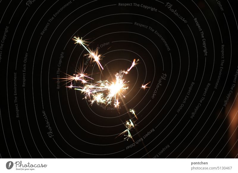 ein sternwerfer im dunklen. silvester, feiern. ja funken geburtstag dunkel erleuchten Silvester u. Neujahr Wunderkerze Party Freude brennen hell
