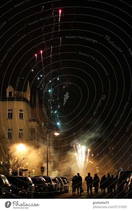 Happy new year | Silvester-Feuerwerk mitten in der Stadt, Straßen-Party zum Jahreswechsel Silvester u. Neujahr Feste & Feiern Pyrotechnik Nacht Neubeginn