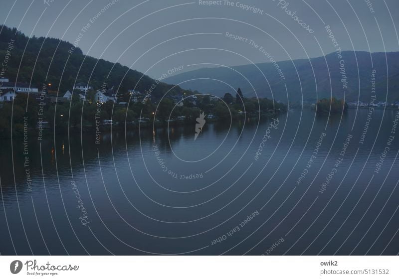 Moselabend Panorama (Aussicht) Ruhe friedlich geheimnisvoll Weinberge Häuser Wasserstraße Weite Farbfoto Sehnsuchtsort Fluss Abend Landschaft Außenaufnahme