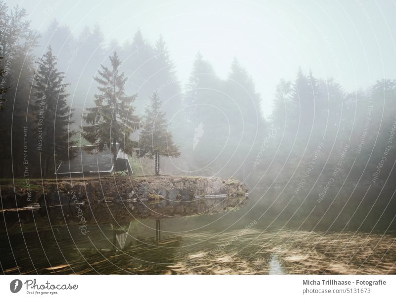 Bergsee in dichten Nebel gehüllt Bergsee an der Ebertswiese Thüringen Thüringer Wald See Wasser Hütte Nebelschwaden Bäume Felsen Felswand Steine Ufer Himmel