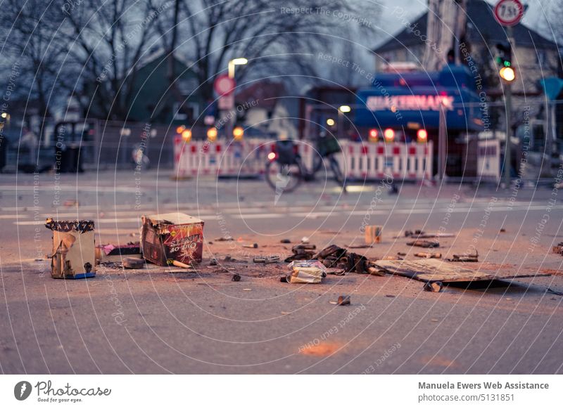 Reste eines abgefeuerten Feuerwerks liegen am morgen danach mitten auf der Straße. feuerwerk silvester böllern feiern baustelle pyro straße strasse müll abfall