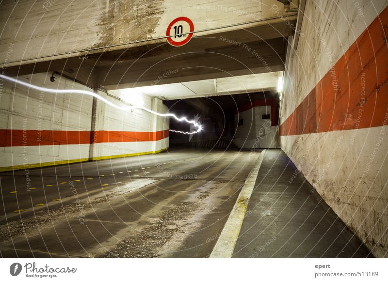 Park Light System III Parkhaus Mauer Wand Straße Tunnel Blitz Strahl Sonnenstrahlen Elektrizität Bewegung leuchten Stadt Energie Geschwindigkeit parken Farbfoto