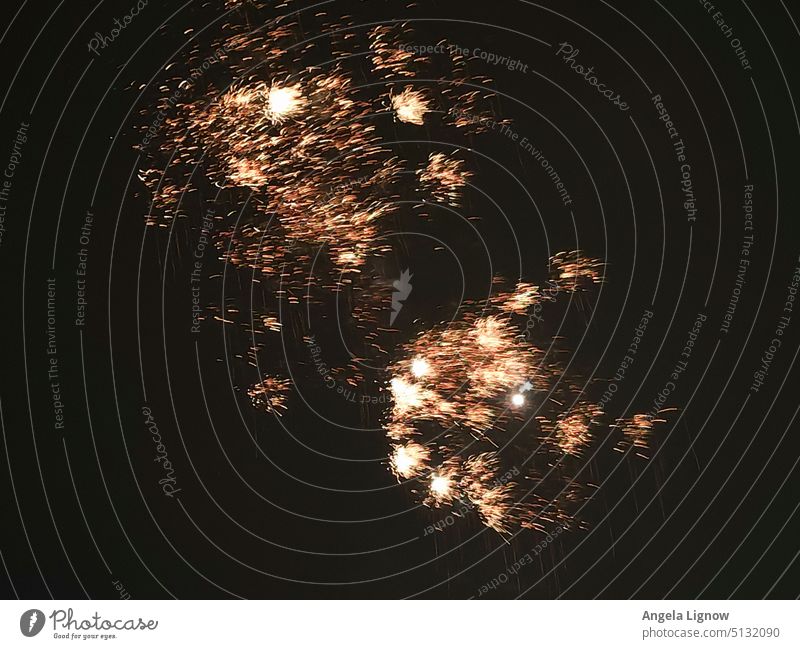 Silvesterfeuerwerk Silvester u. Neujahr Feuerwerk Licht Reaktionen u. Effekte Party Explosion Knall Himmel Funken Nacht Pyrotechnik Langzeitbelichtung