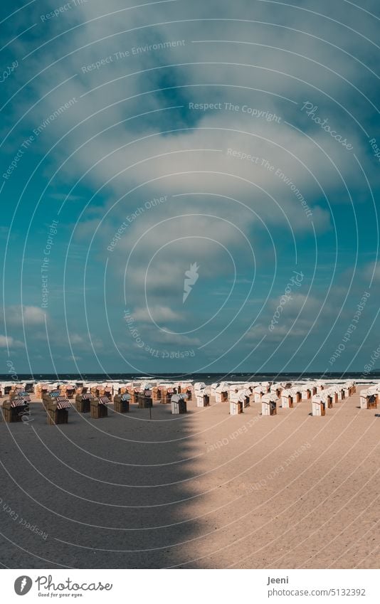 Soweit das Auge reicht Strandkörbe aufgereiht Ordnung ordentlich Ostsee Sand Wasser Himmel Küste Meer blau nebeneinander System parallel gerade Strandkorb