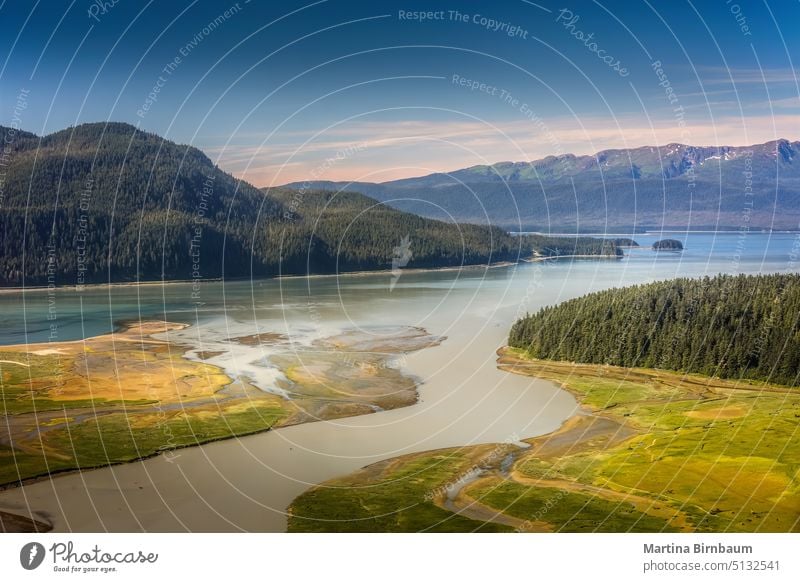 Die atemberaubende Landschaft der Nebligen Fjorde, Alaska neblige Fjorde Natur Wasser malerisch Küste wolkig im Freien Küstenlinie Meereslandschaft