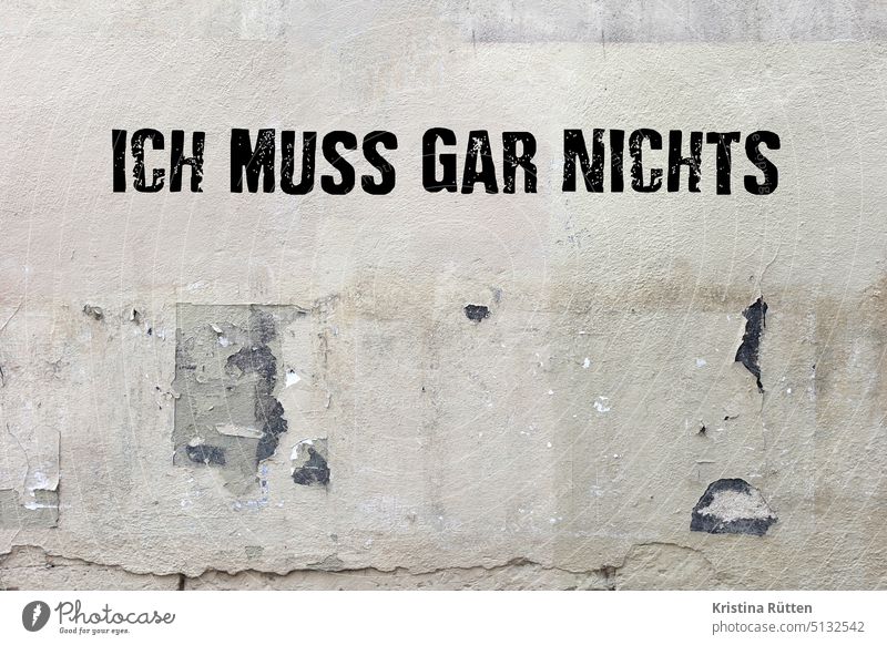 ich muss gar nichts - steht an der wand eigensinnig stur bestimmt freiheit weigerung weigern nö nein botschaft spruch message aussage motto ansage slogan