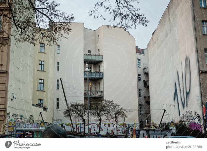 Spielplatz im Hinterhof again altbau außen brandmauer fassade fenster froschperspektive haus himmel himmelblau hinterhaus hinterhof innenhof innenstadt kiez