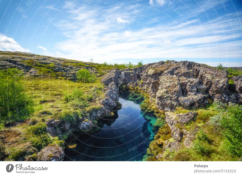 Von felsigen Klippen umgebener Teich keine Menschen Island Gras Pool Feld Reflexion & Spiegelung Europa weiß gefrorene Pfütze Winterlandschaft Boden Schnee Kies