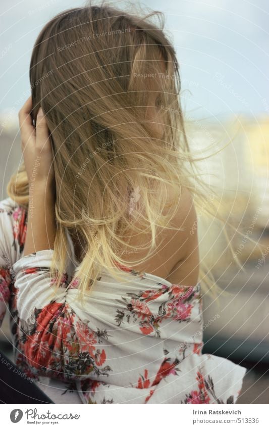 Wind Freude schön Haare & Frisuren Haut Sommer Mensch Jugendliche 1 18-30 Jahre Erwachsene Himmel Stadt Gebäude Dach Mode T-Shirt genießen Blick sitzen Freiheit