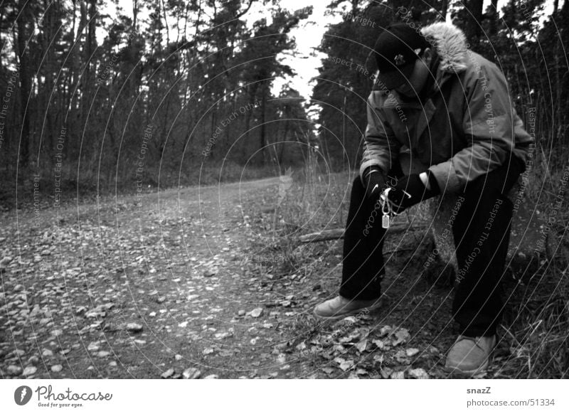 Gib nicht auf . . . Trauer ruhig Mann Baseballmütze Wald weiß Außenaufnahme Porträt Hose Blatt Herbst Traurigkeit warten silber schwarz grau kappe Wege & Pfade