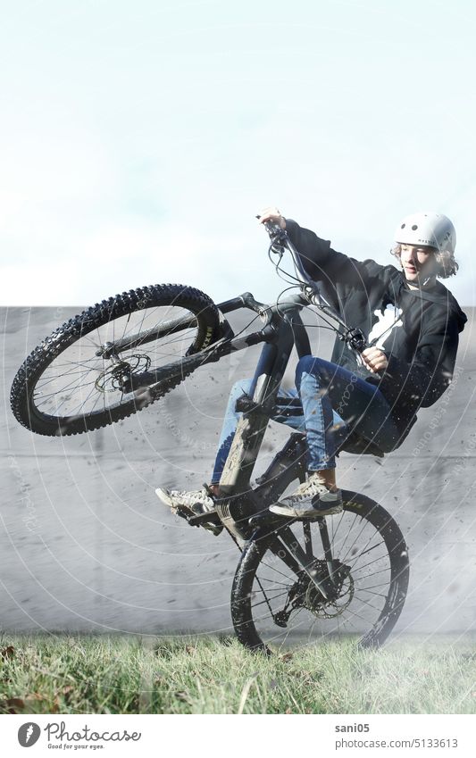 Teenager auf Mountainbike Junge Fahrrad Trick Talent Ausbildung Cool sportlich aktiv im Freien männlich Hobby Fähigkeit Straße Typ üben Großstadt jung wild