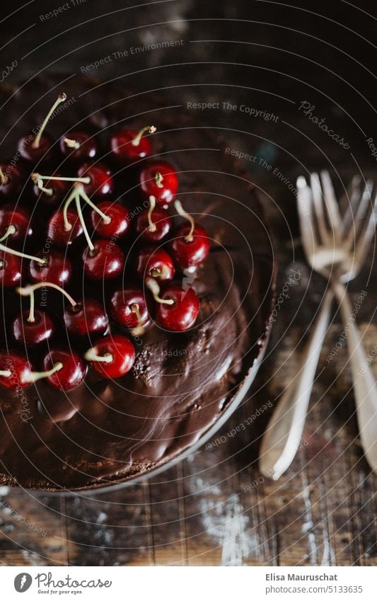 Kuchen mit Schokolade und Kirschen kuchen backen Dessert Backwaren süß Schokoladenkuchen kirschkuchen Nachtisch Kuchengabel Foodfotografie Food-Styling lecker