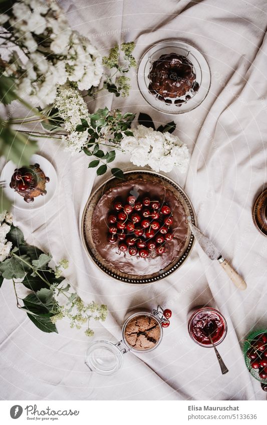 Schokokuchen mit Kirschen Kuchen Kuchengabel Schokolade Schokoladenkuchen Dessert Backwaren Foodfotografie Essenstisch Nachtisch süß lecker Lebensmittel