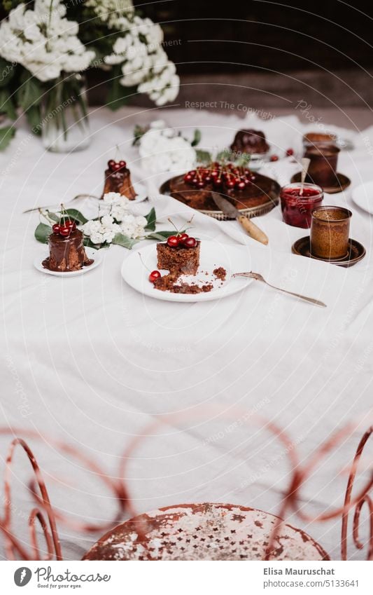 Kuchen mit Schokolade und Kirschen Kuchenstück Feste & Feiern Festessen Geburtstag Kaffeetisch Dessert Foodfotografie Food-Styling Kuchengabel Lebensmittel