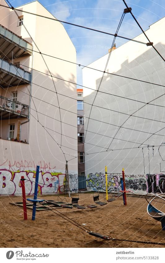 Spielplatz im Hinterhof again altbau außen brandmauer fassade fenster froschperspektive haus himmel himmelblau hinterhaus hinterhof innenhof innenstadt kiez