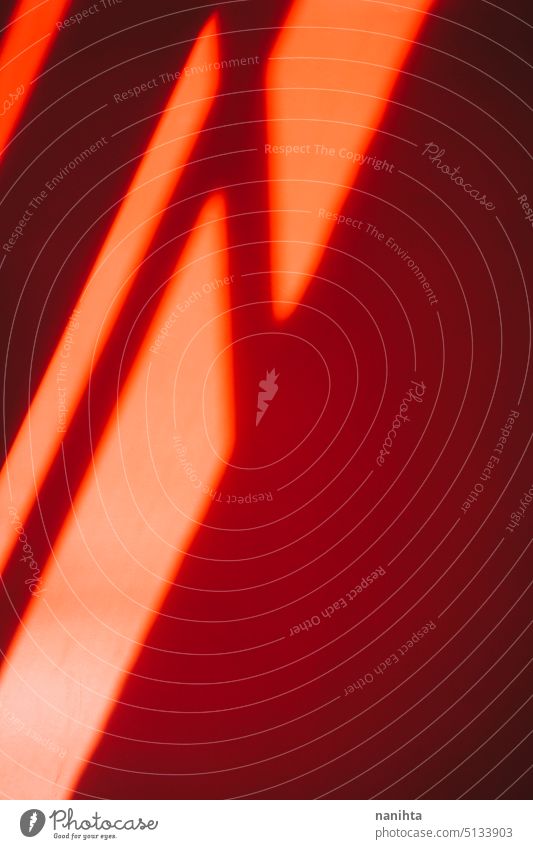 Abgeschwächter Hintergrund von Licht und Schatten in Rottönen Attrappe Muster rot abstrakt Schattenspiel Produkt Linien Formen Geometrie geometrisch sehr wenige