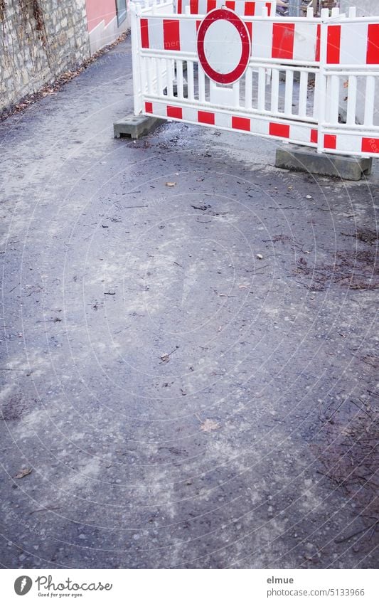 Baustelle mit Schrankenzaun und Verkehrszeichen - Durchfahrverbot - / Straßensperrung Verkehrsschild VZ 250 bauen Straßenbau Wohnungsbau Hausbau Sanierung