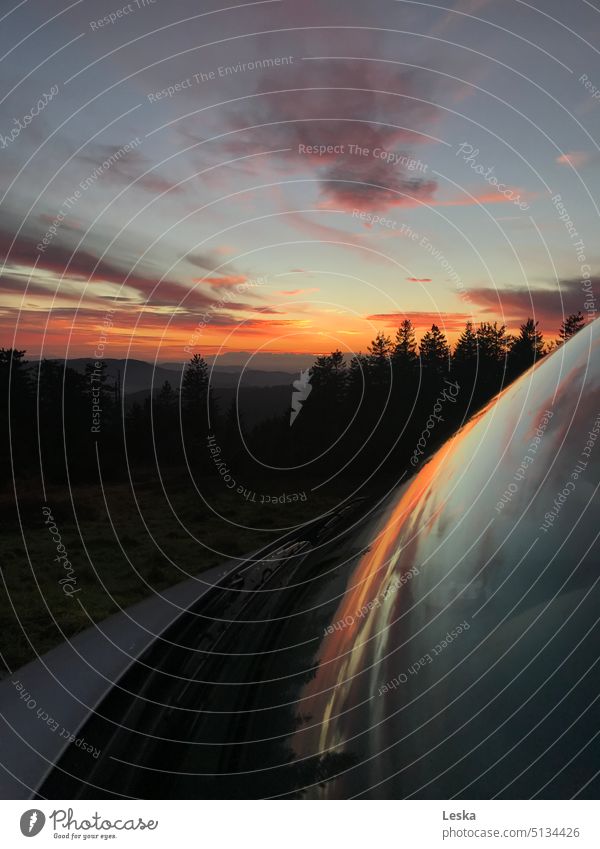 Sonnenuntergang im Schwarzwald spiegelt sich in Frontscheibe eines Autos Wald Bäume Silhouetten Licht und Schatten Camping Abend Stimmung Himmel Wolken Farben