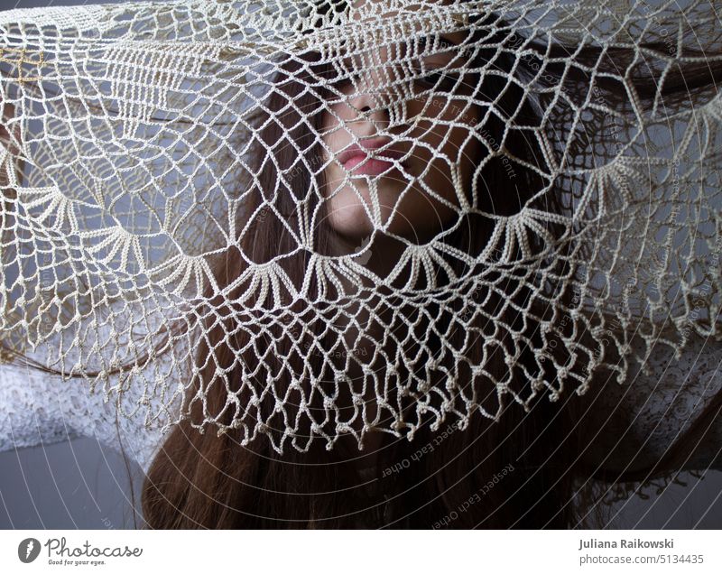 Frau unter einer Spitzendecke Schönheit Studioaufnahme Kunst einzigartig elegant ästhetisch Beautyfotografie Mode Tuch Schleier geheimnisvoll brünett 1 feminin