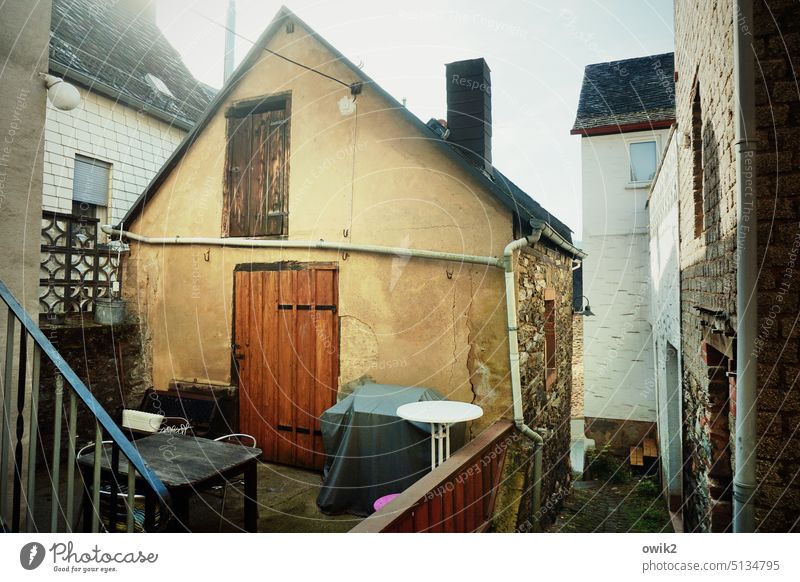 Schief und krumm Haus klein Historische Bauten alt Tag Außenaufnahme Farbfoto ruhig Stimmung Altstadt Traben-Trarbach Rheinland-Pfalz Gebäude Mauer Menschenleer