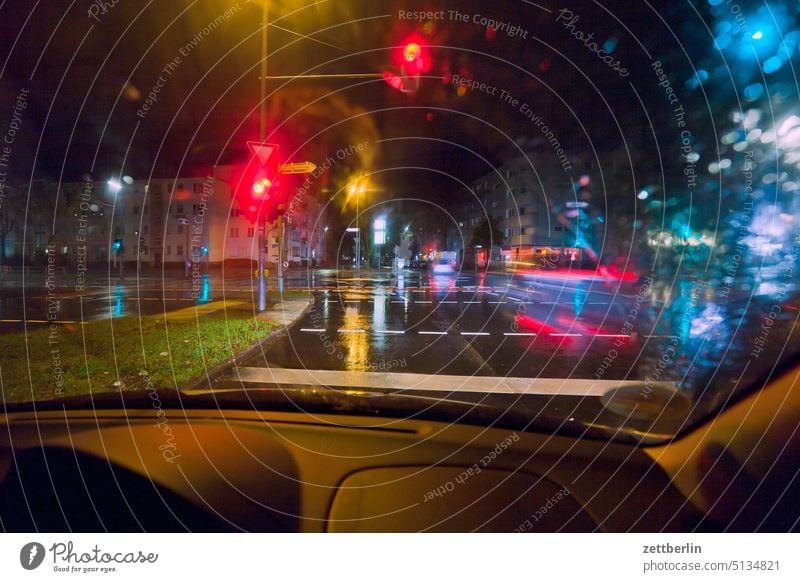 Kreuzung nachts im Regen abend bewegung blinkern bunt dynamik fantasie flimmern geschwindigkeit kunst licht lichtspiel light track linie märchen natur rasen