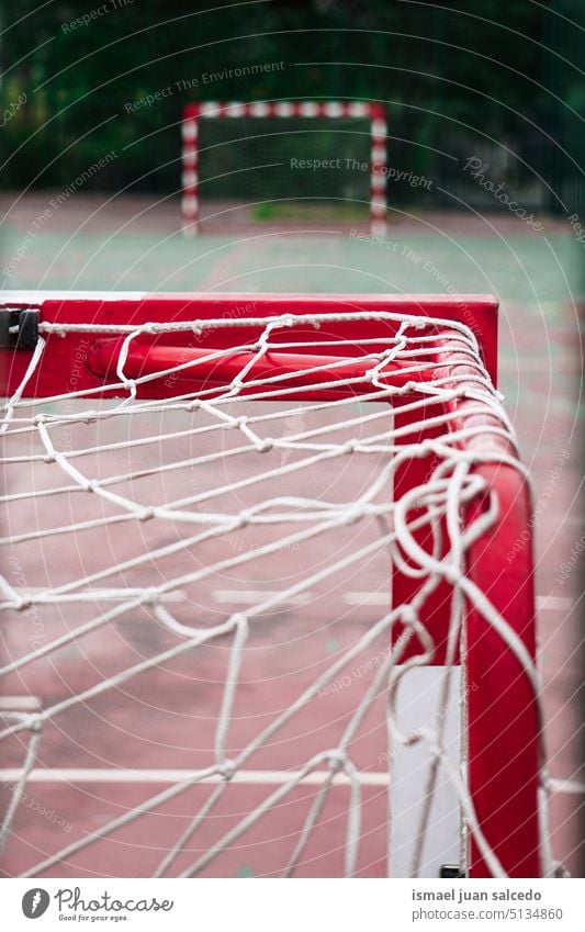 Fußball-Straßentor-Sportgeräte Fußballtor Tor Seil Netz Straßenfußball Feld Fußballfeld Gerät spielen Spielen Verlassen alt Park Spielplatz im Freien Tapete