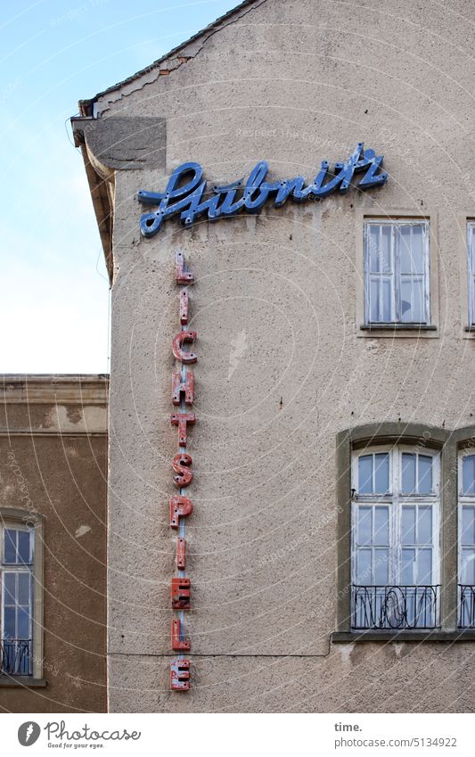 Lichtspiele nur noch draußen Haus Kino alt historisch Geschichte lost places Fenster Wand Mauer Fassade Reklame Buchstaben Name Text Werbung Dach Himmel