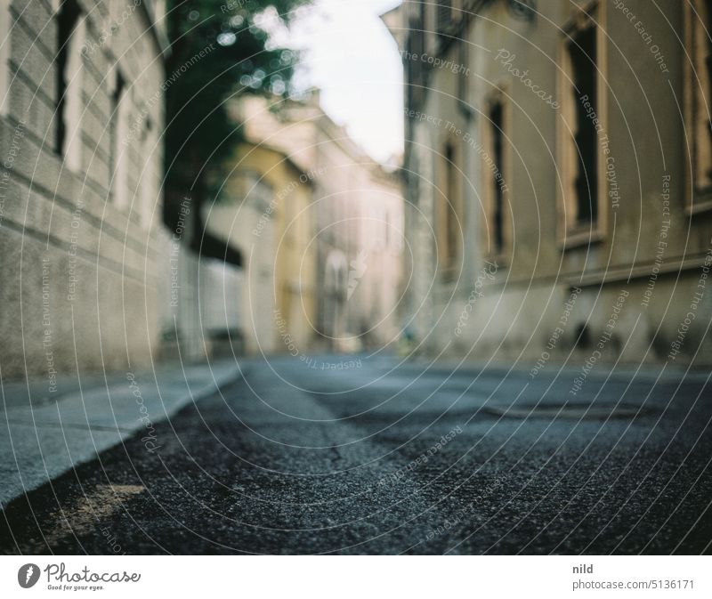 Detail und viel Unschärfe in Brescia Detailaufnahme Nahaufnahme Italien Sommer Altstadt Außenaufnahme Städtereise Farbfoto Tourismus Sightseeing brüstung