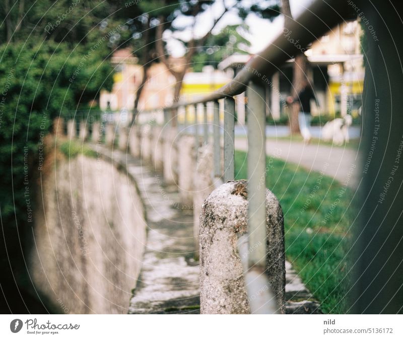 Detail und viel Unschärfe in Brescia Detailaufnahme Nahaufnahme Italien Sommer Mauer Kanal Altstadt Außenaufnahme Städtereise Farbfoto Tourismus Sightseeing