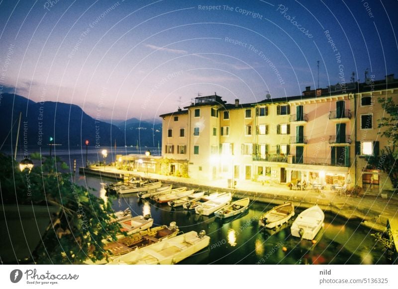 Abendstimmung am Gardasee Italien See Norditalien Ferien & Urlaub & Reisen Sommer Erholung Farbfoto Dämmerung blaue Stunde Hafen Fischerdorf Fischerboot Idylle