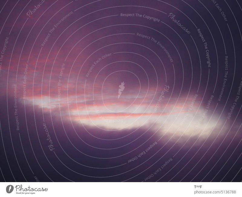 Loch im lila Morgenhimmel – lilafarben beleuchte Wolken roter Himmel lila Himmel Morgenröte Sonnenaufgang Abendhimmel Sonnenuntergang Abendröte Abenddämmerung
