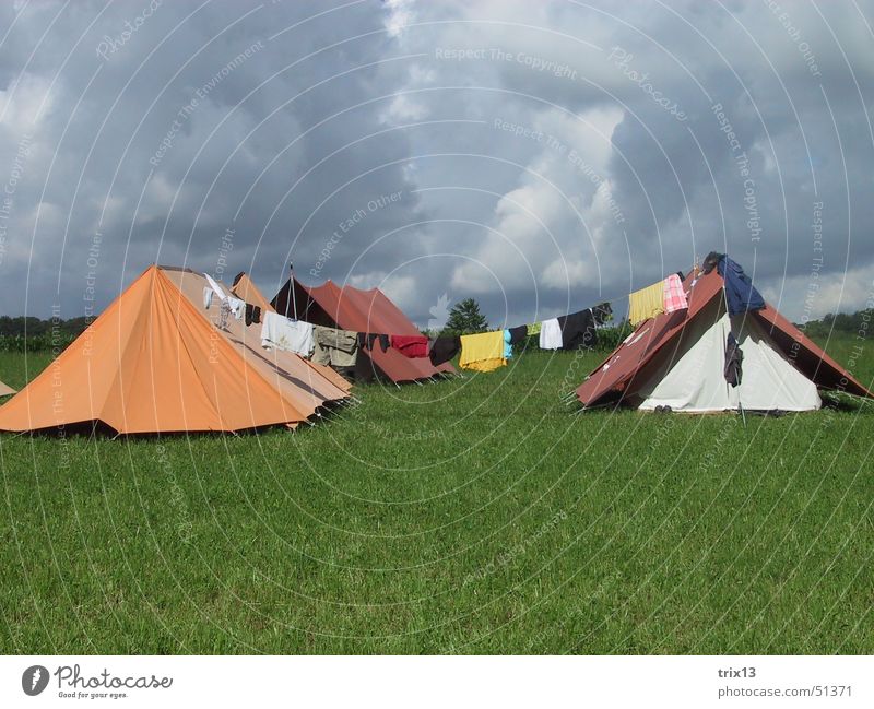 lagerleben Zelt Wolken Wäscheleine schlechtes Wetter grau Unwetter Camping Himmel orange gründ mehrfarbig Gewitter Regen Lager