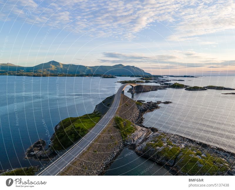 Luftbildaufnahme mit Drohne auf Atlantikstraße in Norwegen Luftaufnahme Archipel Averoy Strand schön Schönheit blau Wolke Wolken Küste Küstenlinie Drohnenfoto