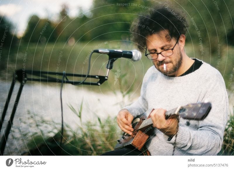 Jamsession mit Zigarrenboxgitarre jamsession draußen draußen spielen Gitarre Gitarrist Saiteninstrumente Mikrofon Sänger Konzert Open Air Musik Musiker Farbfoto