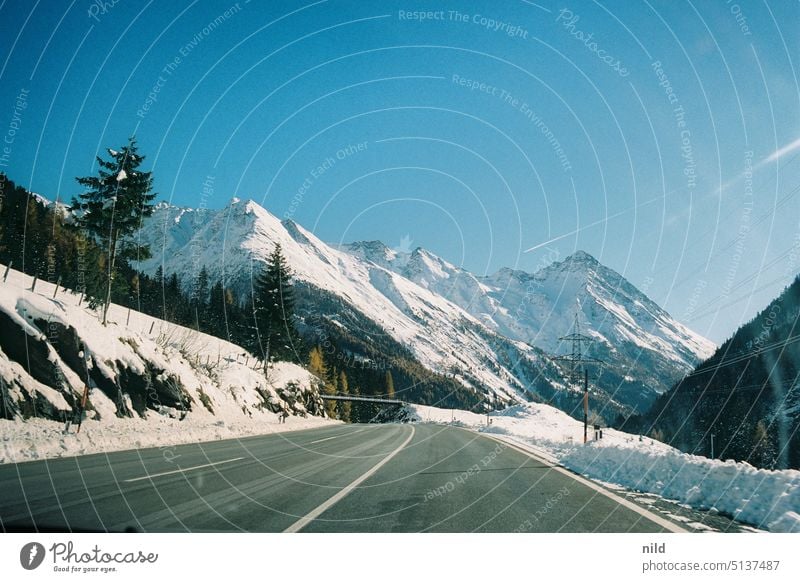 Wintereinbruch am Felbertauern Pass passstraße Berge u. Gebirge Straße Ferien & Urlaub & Reisen Alpen Landschaft Natur Farbfoto Tourismus Tauern Außenaufnahme