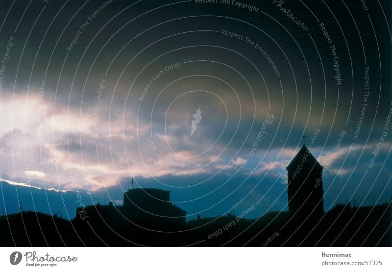 Elba Stimmung Himmel Wolken Kulisse Abend Silhouette Turm Stadt dunkel blau Abenddämmerung unterbelichtet Unwetter Regen Licht Sonnenuntergang Örtlichkeit