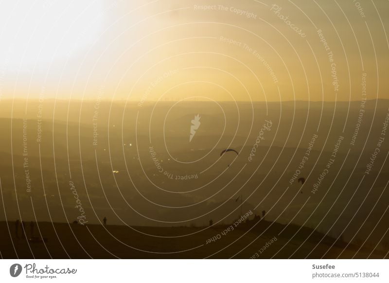Segelflieger auf einem Berg kurz vor Sonnenuntergang Segelfliegen Landschaft Aussicht Himmel Berge u. Gebirge Panorama (Aussicht) Ferne Wolken Natur